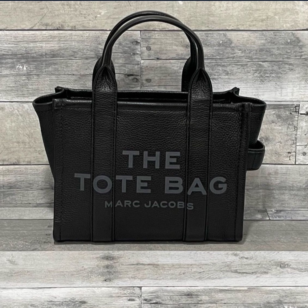 MARC JACOBS TOTE BAG SMALL SIZE IN GREAT CONDITION. COMES WITH DUST BAG